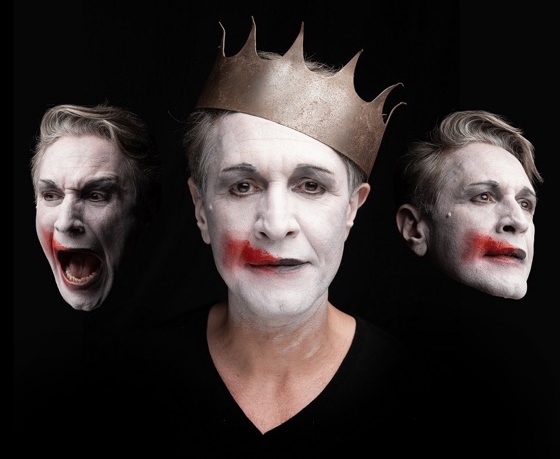 Μαζί του επί σκηνής παίζει μουσική ο Δημήτρης Καμαρωτός